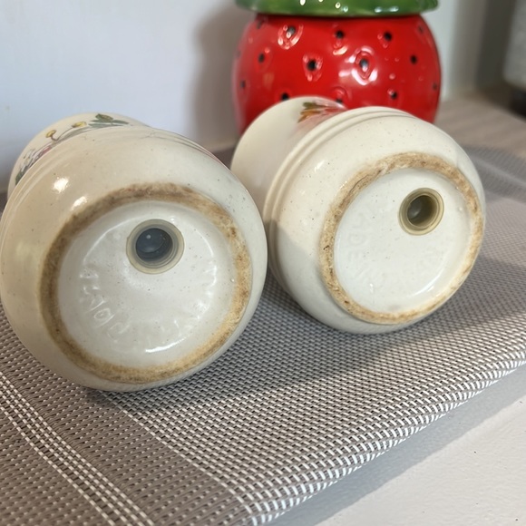 Vintage strawberry plant Salt & Pepper shakers 🍓 - Picture 4 of 5